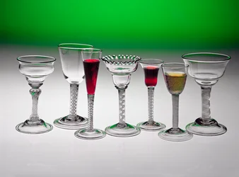 Collection de verres à vin avec tiges torsadées, milieu du XVIIIe siècle
